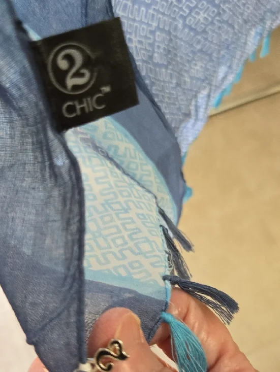 chic Blue Ombre Tassel Scarf with Geometric Print - Picture 2 of 5